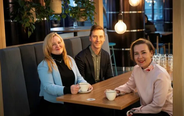 Kuvassa Taija Lumme, OCP (vas) sekä Tomi Mikkonen ja Anu Ronkainen, Retta Management.