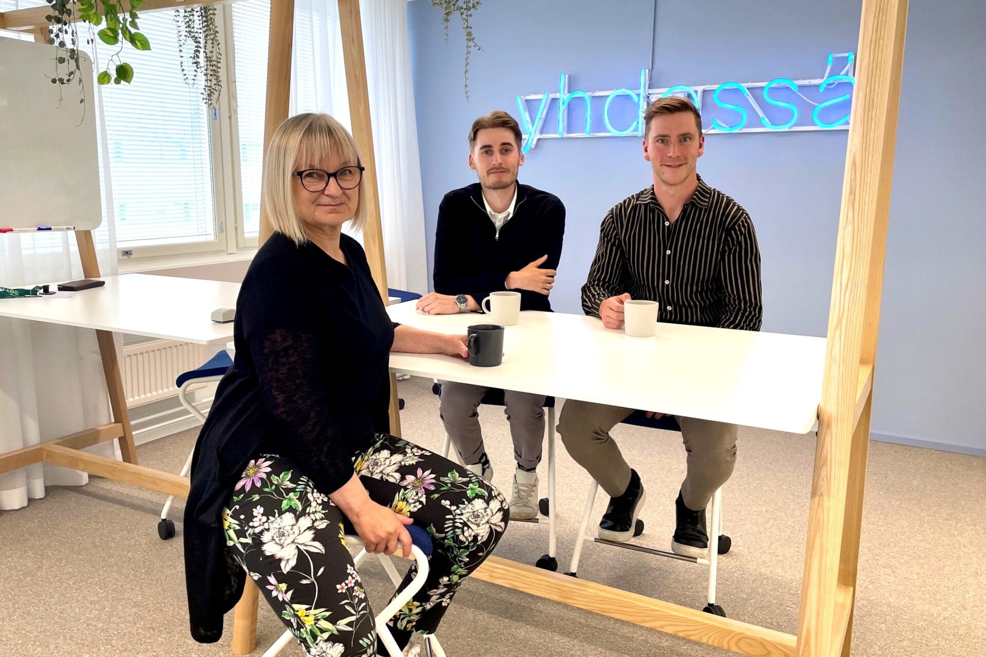 Kuvassa projektipäällikkö Tuula Sjöberg, Leona-konseptin brand manager Julius Heino sekä asiakkuuspäällikkö Tomi Mikkonen.